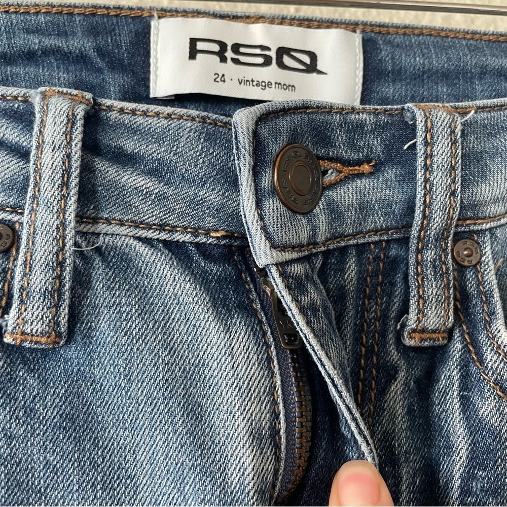 RSQ Vintage Mom Jeans Women’s 24 Blue Medium Wash Ripped Distressed Stretch - Picture 7 of 16